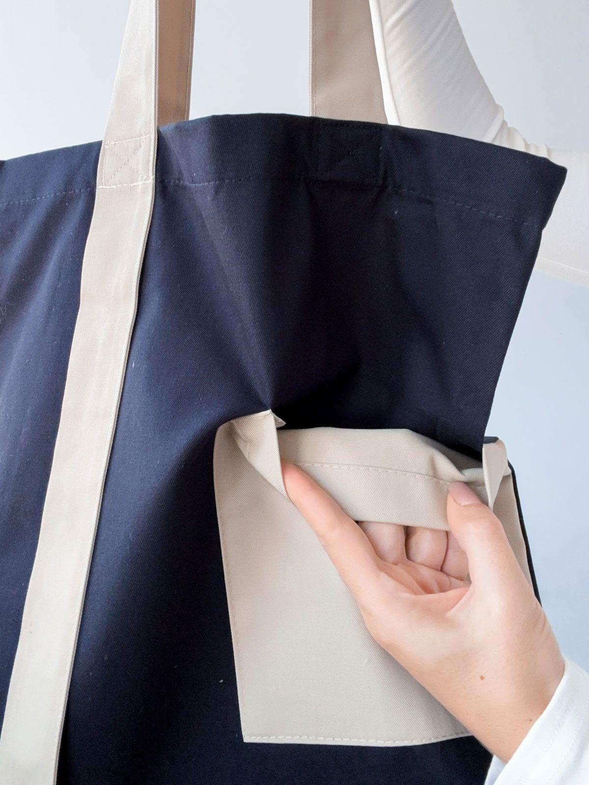 Шопер из плотной саржи черного цвета с напускными бежевыми ручками — вертикальный элегантный аксессуар для покупок и корпоративного использования без печати размер: 38см х 42см х 7см