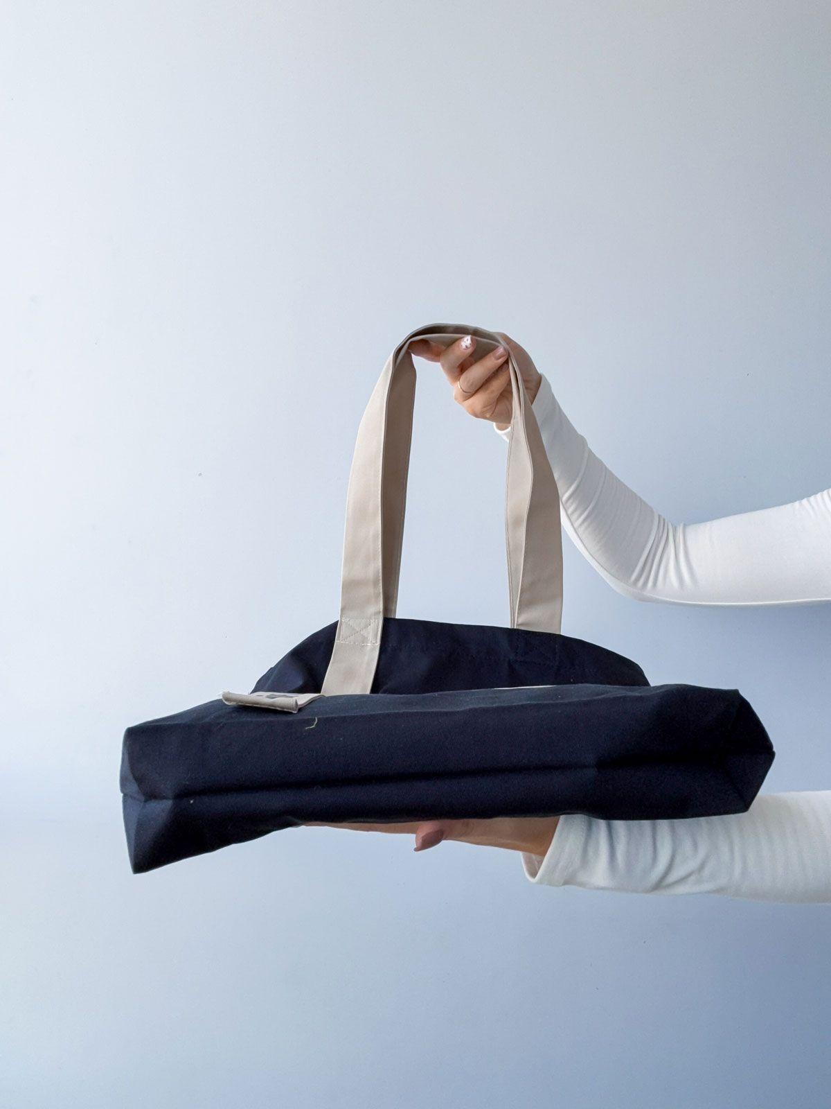 Шопер из плотной саржи черного цвета с напускными бежевыми ручками — вертикальный элегантный аксессуар для покупок и корпоративного использования без печати размер: 38см х 42см х 7см