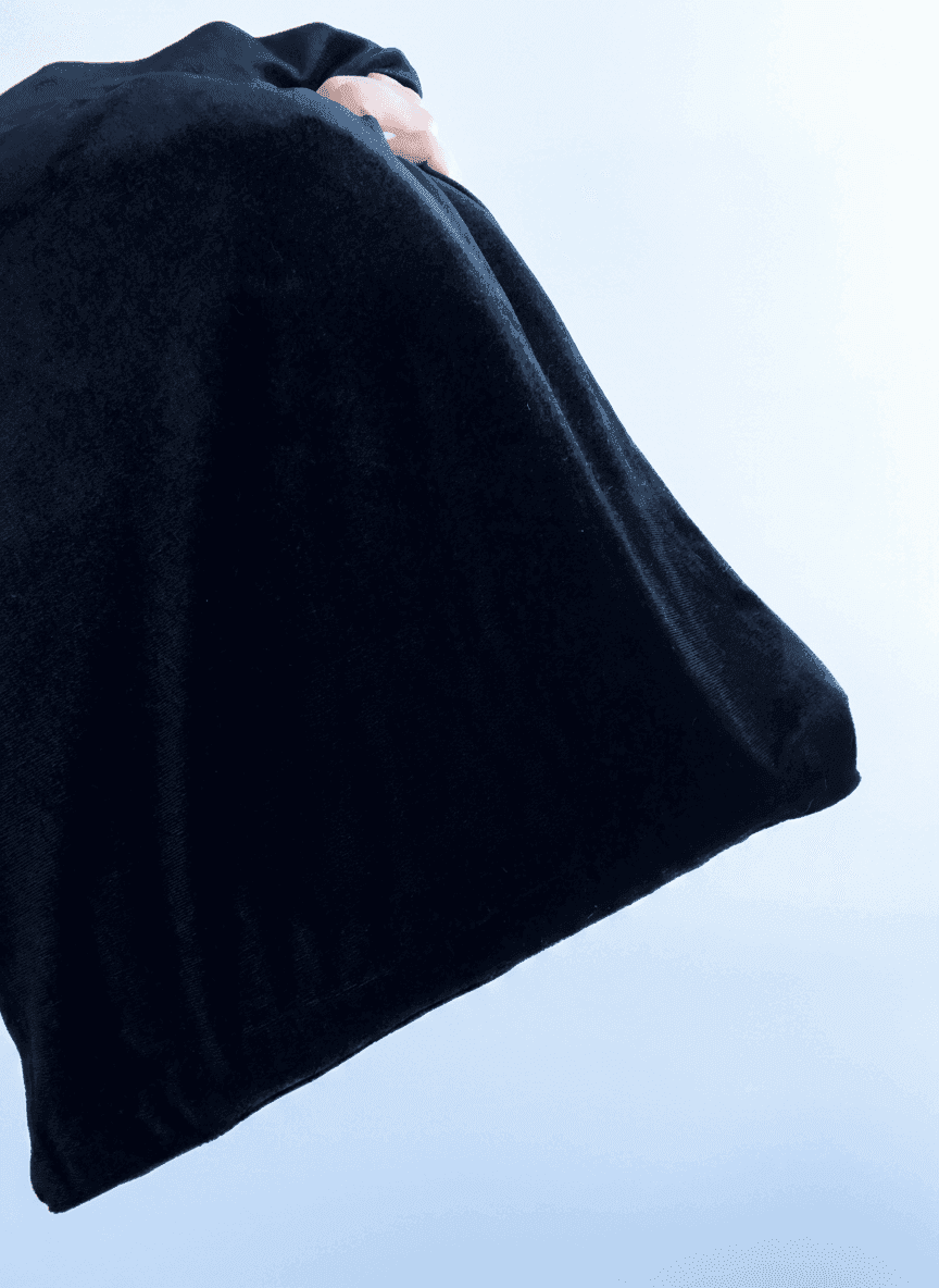 Велюровый плоский мешочек на завязке черный для подарков