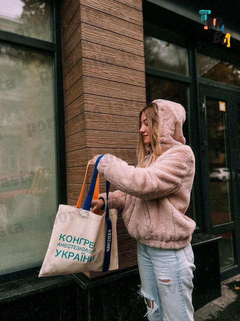 Горизонтальная сумка, с разноцветными ручками из средней плотности коттона без печати Размер: 45см х 35см