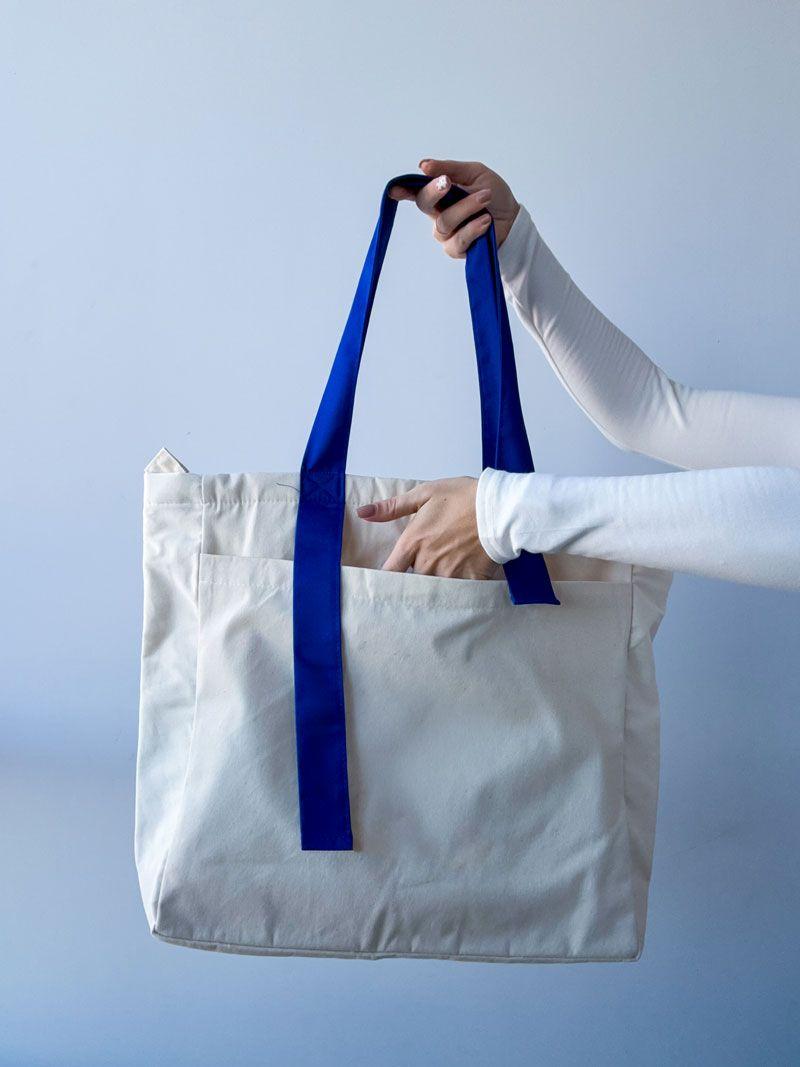 Шопер из плотной хлопковой саржи с длинными синими ручками, с подкладкой и усиленным дном — стильный эко-тоут для покупок и повседневного использования без печати размер: 40см х 40см х 12см