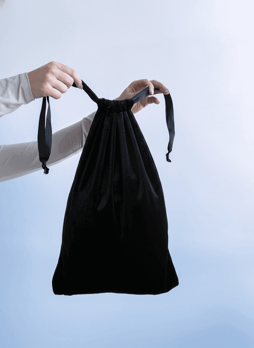 Велюровый плоский мешочек на завязке черный для подарков