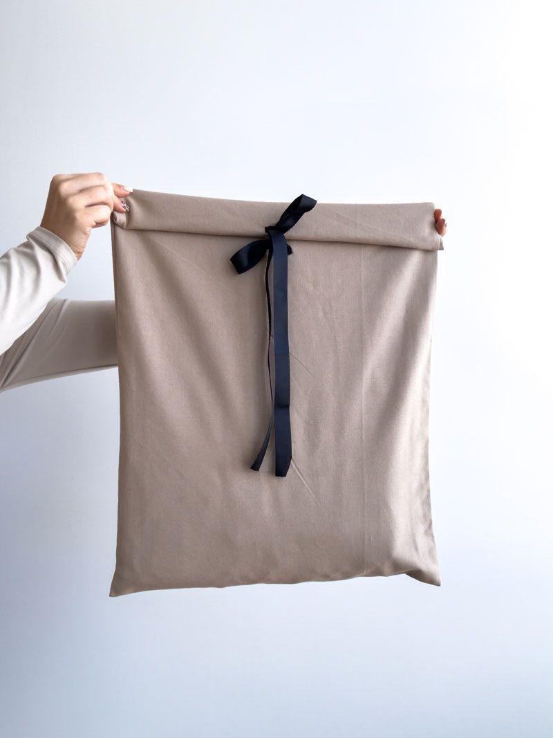 Шопер із напівпанами та чорними ручками для покупок