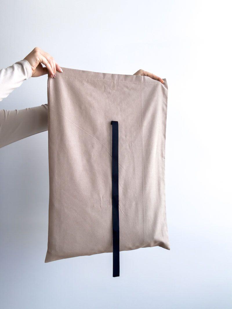 Шопер із напівпанами та чорними ручками для покупок