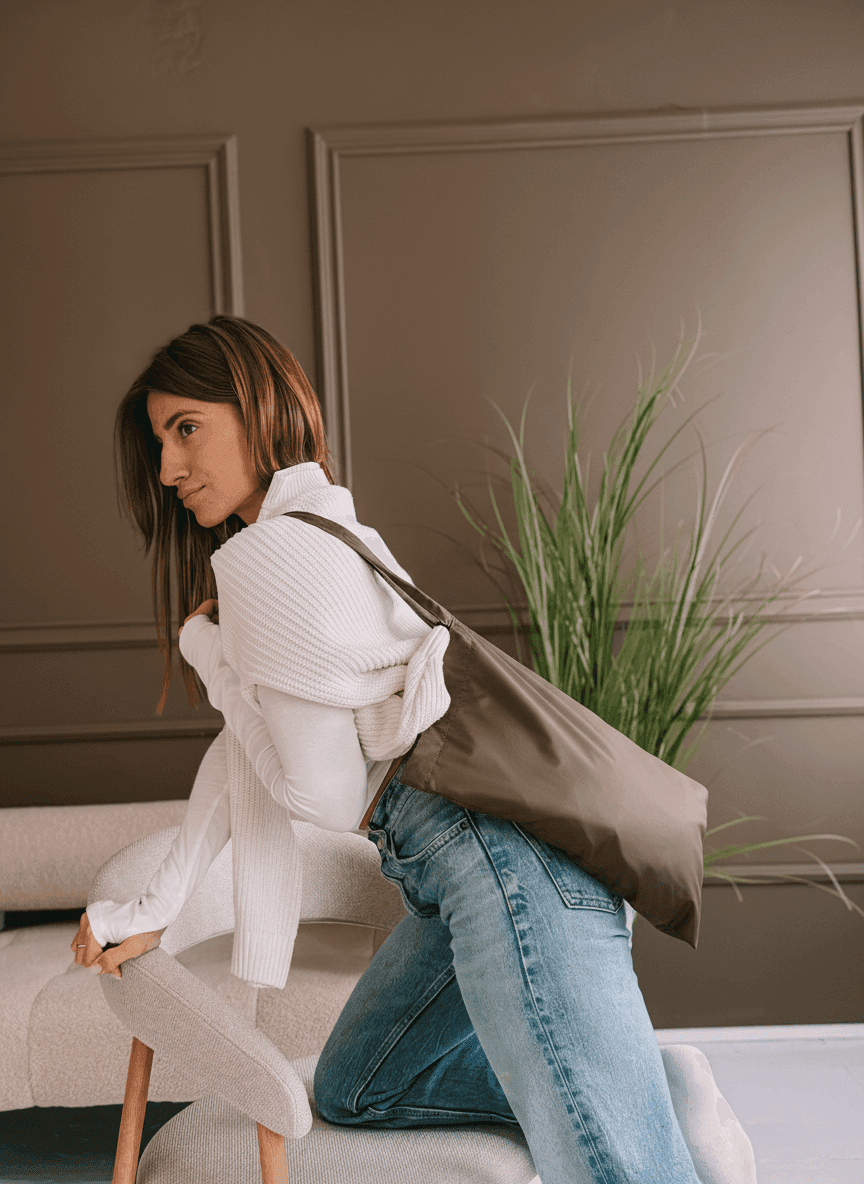 Вертикальный шопер из плащевки - водоотталкивающая элегантная модель с усиленным дном и трансформирующимся внутренним карманом, удобными плечевыми ручками в тон основы, без печати размер: 36см х 39см х 15см