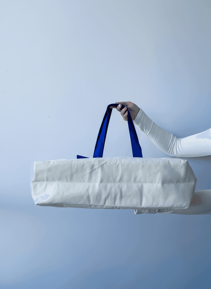 Шопер из плотной хлопковой саржи с длинными синими ручками, с подкладкой и усиленным дном — стильный эко-тоут для покупок и повседневного использования без печати размер: 40см х 40см х 12см