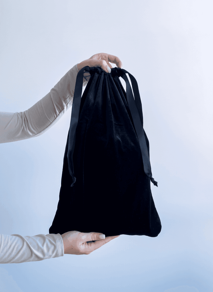 Велюровый плоский мешочек на завязке черный для подарков