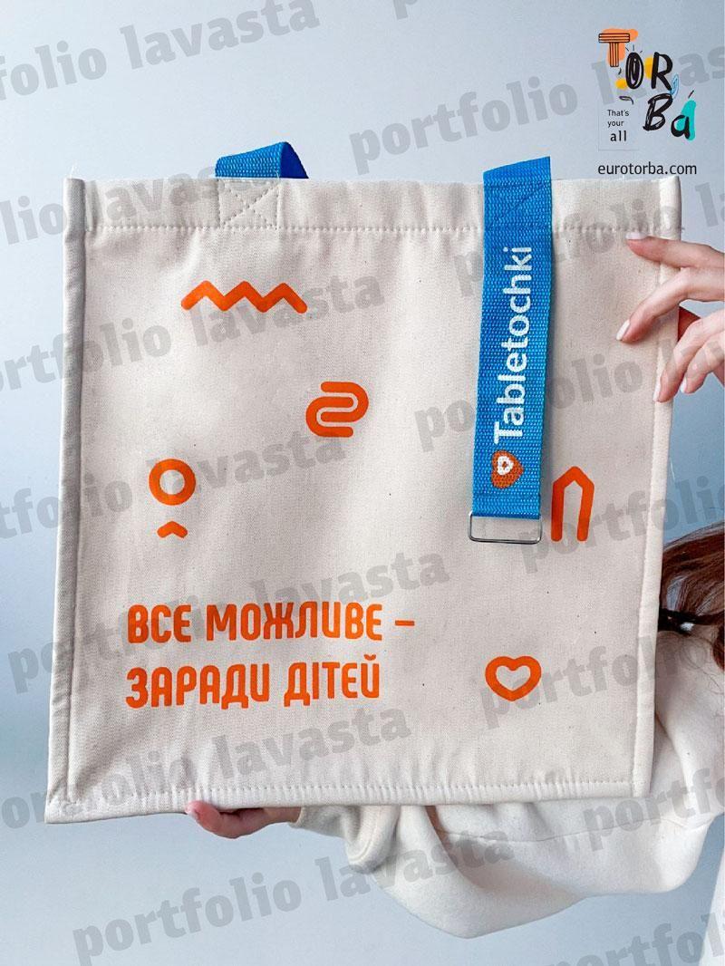 Объемный шопер из саржи с очень жесткими стенками с ручкой нахлеста и металлической рамкой без печати
