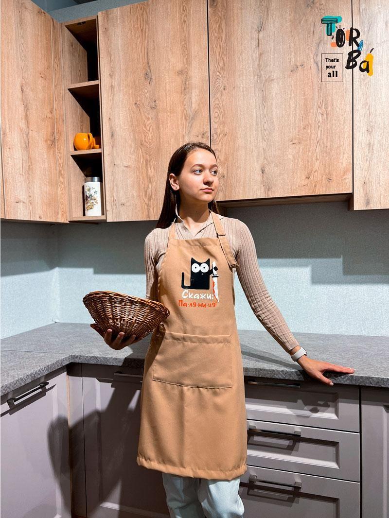 Фартук из бежевого габардина паляница с печатью