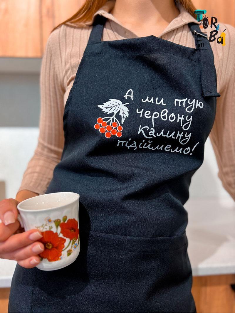 Черный фартук из габардина калина с печатью