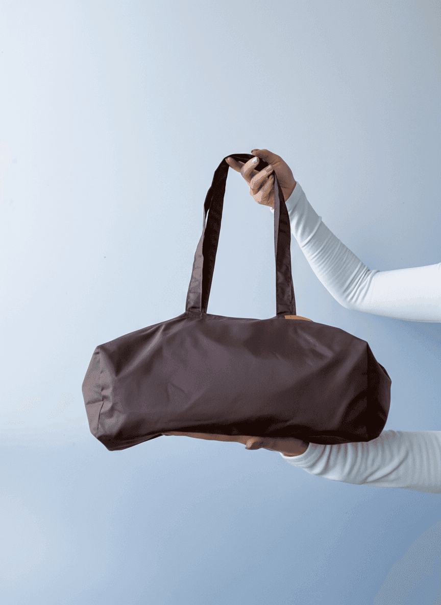 Вертикальный шопер из плащевки - водоотталкивающая элегантная модель с усиленным дном и трансформирующимся внутренним карманом, удобными плечевыми ручками в тон основы, без печати размер: 36см х 39см х 15см