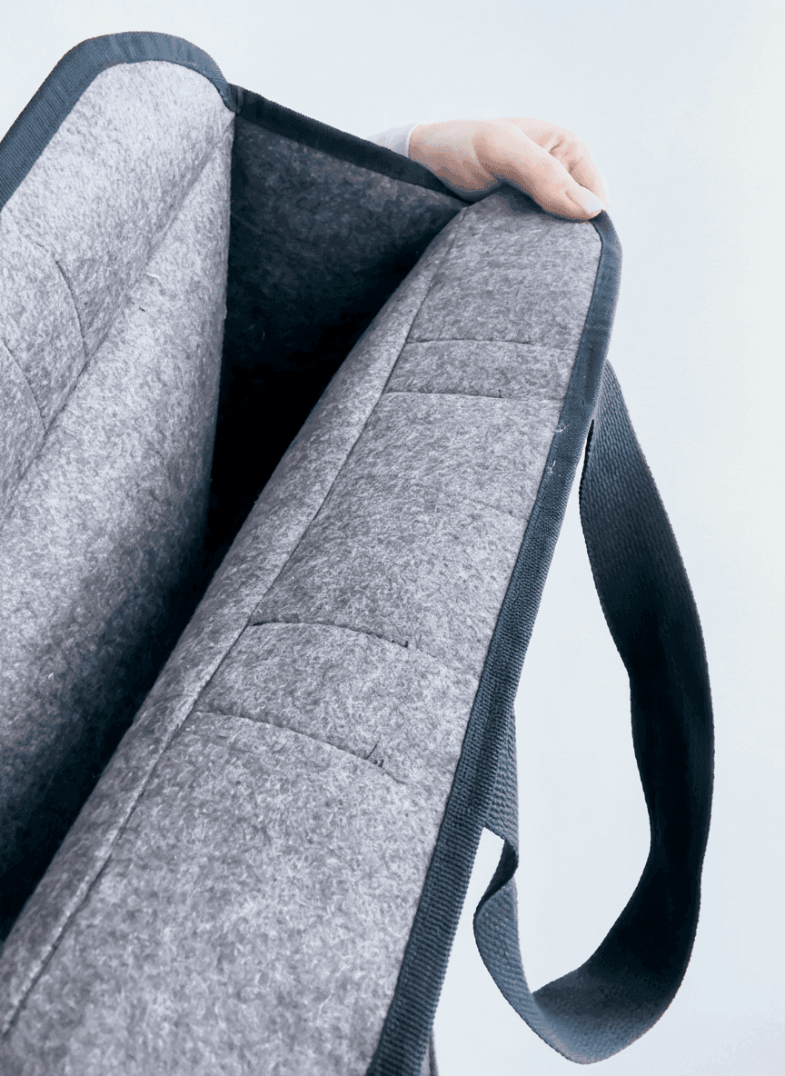 Шопер из фетра с нашивными черными ручками для покупок