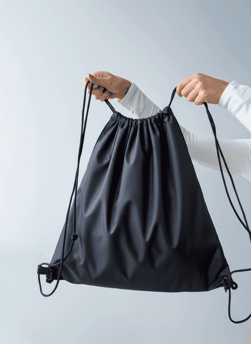 Плоский рюкзачок-мешок из плащевки с черным ПЭ-шнуром — водоотталкивающий промо-рюкзак для мероприятий и повседневного использования без печати размер: 45см х 45см