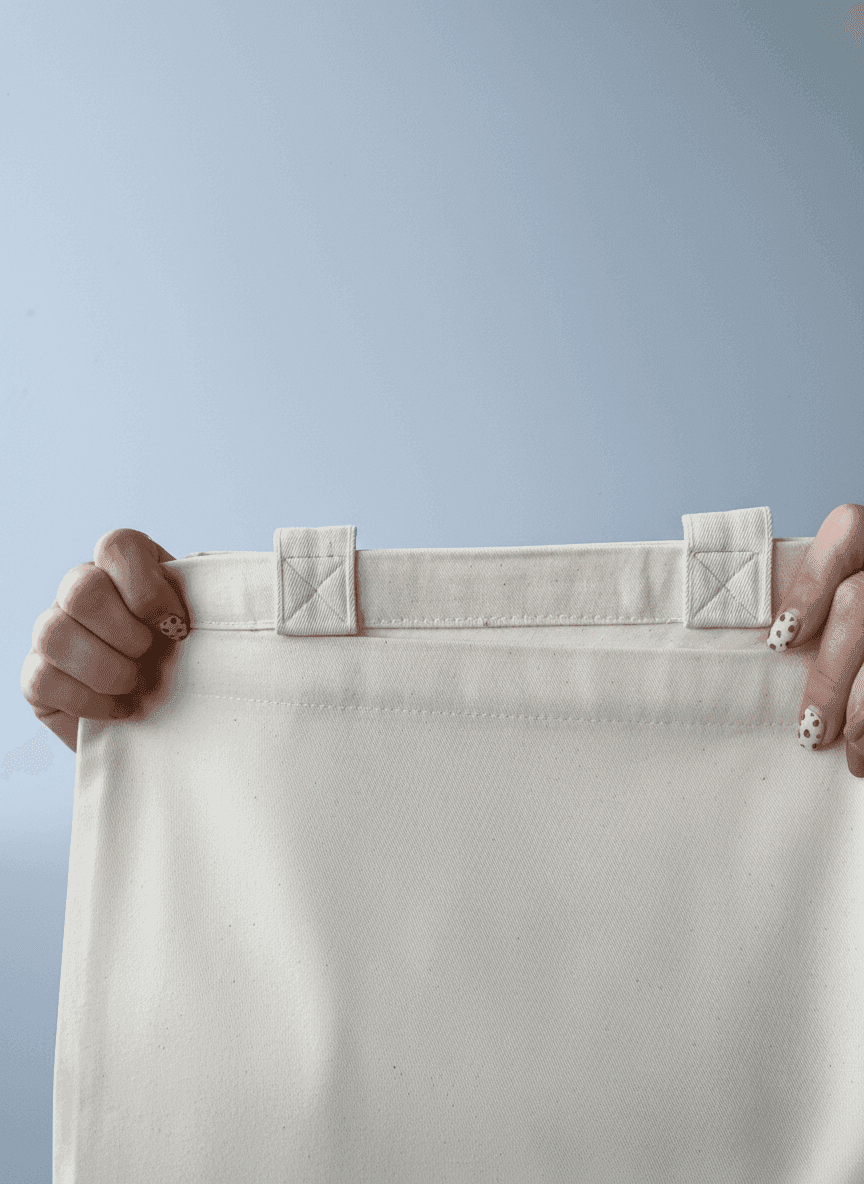 Плоский шоппер из саржи плотного хлопка с тканевыми ручками в тон — минималистичный эко-аксессуар для покупок и повседневного использования без печати размер: 35см х 38см