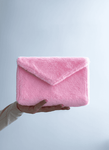 Клатч-конверт зі штучного хутра кролика з атласною підкладкою та магнітною кнопкою — елегантний вечірній аксесуар без друку розмір: 20см х 12см х 6.5см