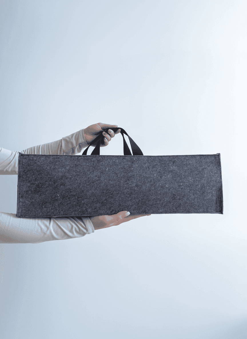 Шопер из фетра с нашивными черными ручками для покупок