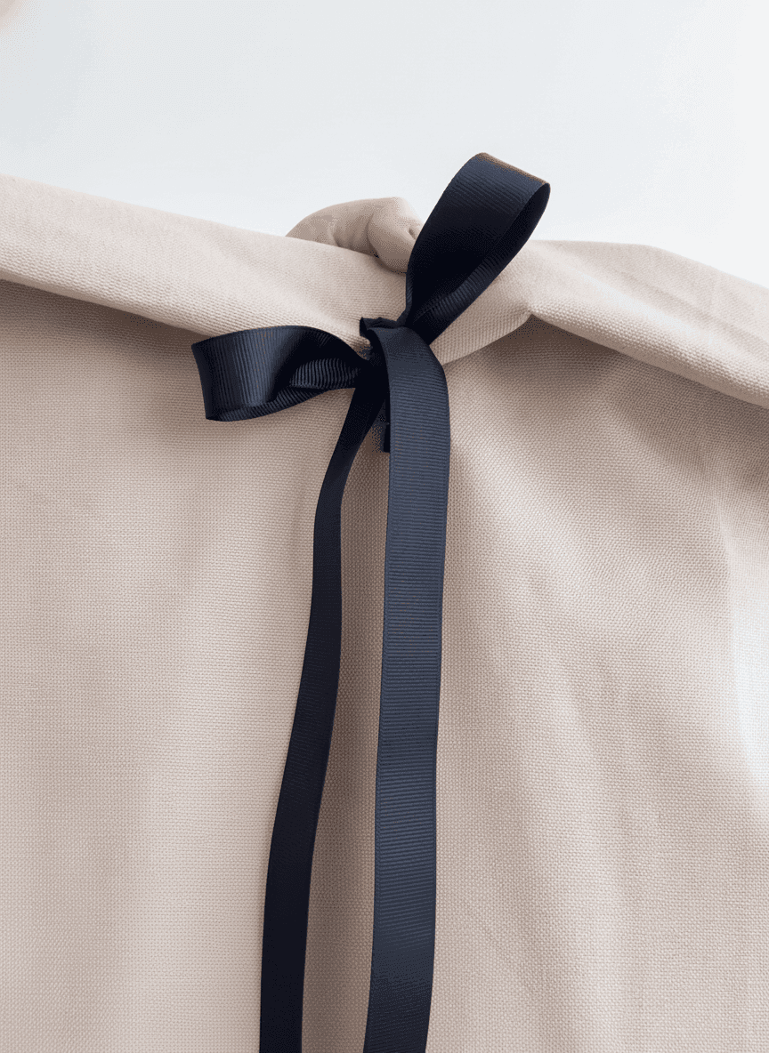 Шопер із напівпанами та чорними ручками для покупок