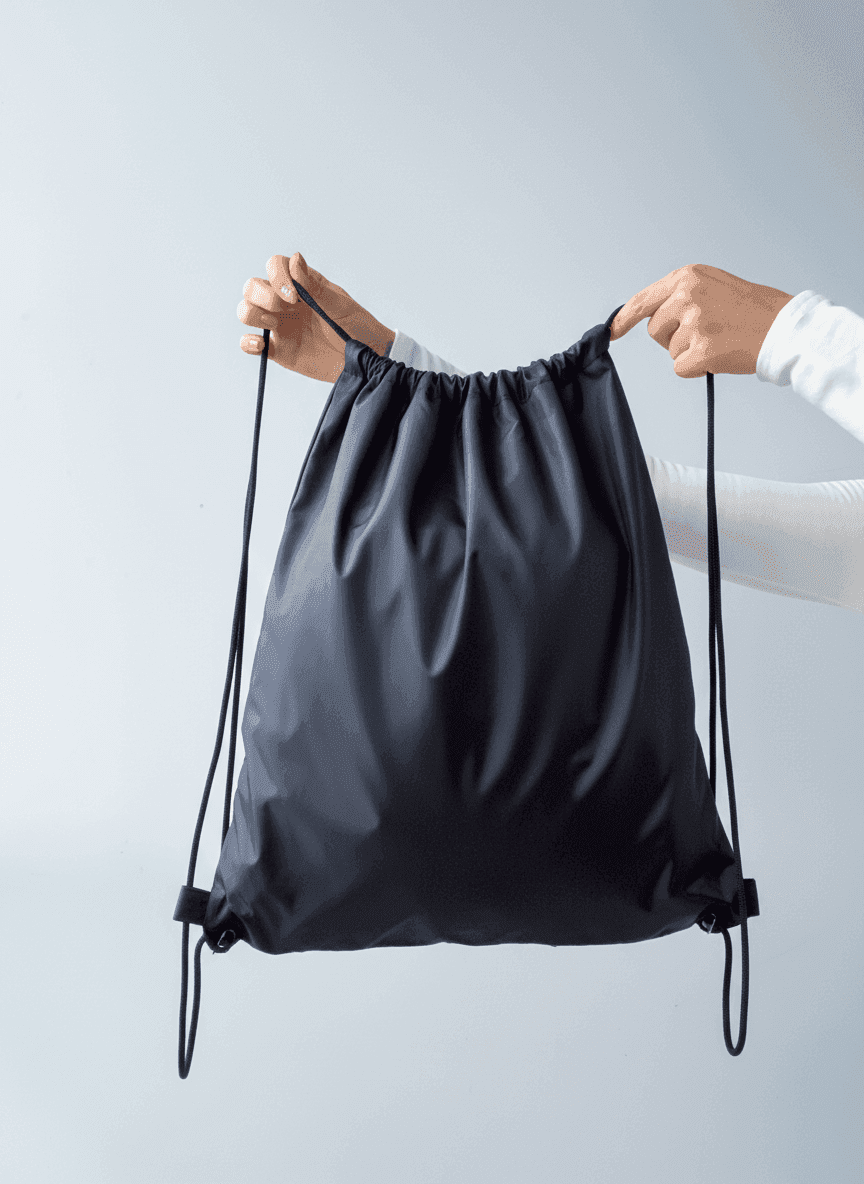 Плоский рюкзачок-мешок из плащевки с черным ПЭ-шнуром — водоотталкивающий промо-рюкзак для мероприятий и повседневного использования без печати размер: 45см х 45см