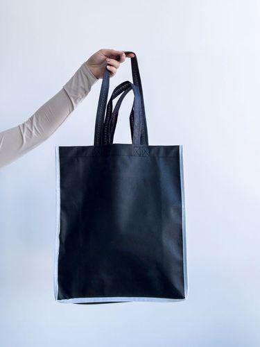Шопер зі спанбонду з подвійними чорними ручками для покупок