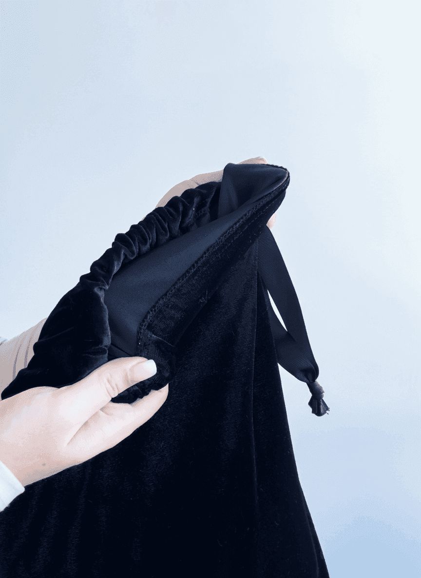 Велюровый плоский мешочек на завязке черный для подарков