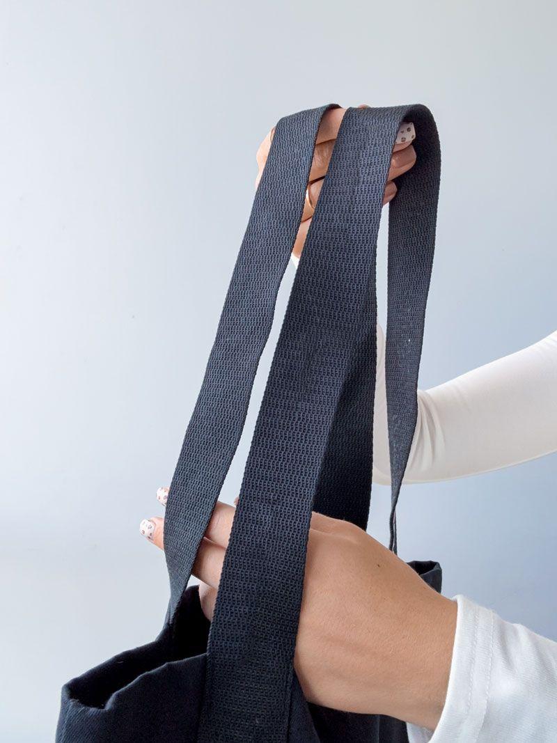 Плоский шопер из плотной хлопковой саржи с черными лентовыми ручками — элегантная универсальная сумка для покупок и повседневного использования без печати размер: 35см х 41см