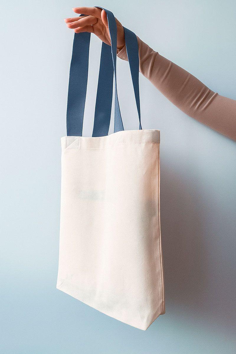 Світла екосумка з двонитки з сіро-блакитними ручками та кишенею — зручна шопер-сумка з натуральної бавовни без друку, розмір: 38см х 42смх 7см