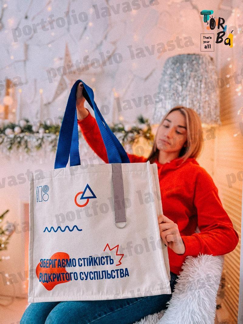 Шопер с жесткими стенками со светоотражающей нашитой лентой без печати Размер: 38cм х 40см х 12см