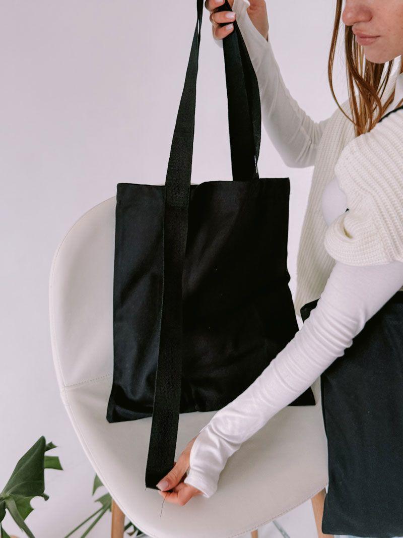 Плоский шопер из плотной хлопковой саржи с черными лентовыми ручками — элегантная универсальная сумка для покупок и повседневного использования без печати размер: 35см х 41см