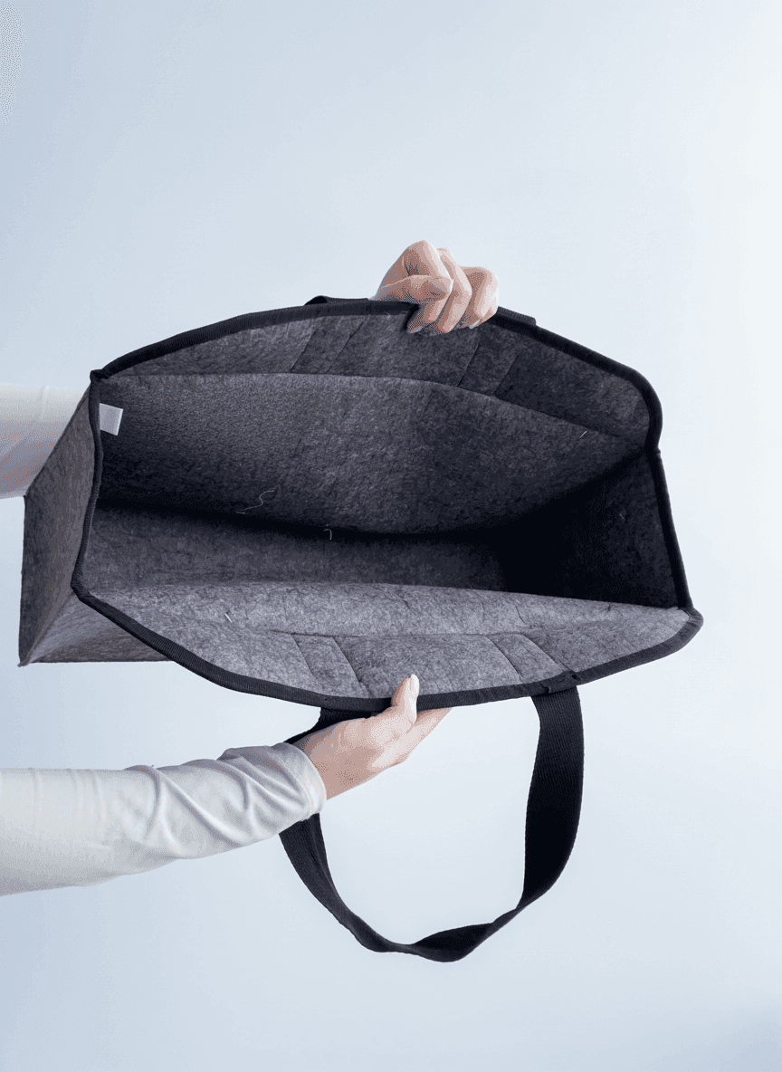 Шопер из фетра с нашивными черными ручками для покупок