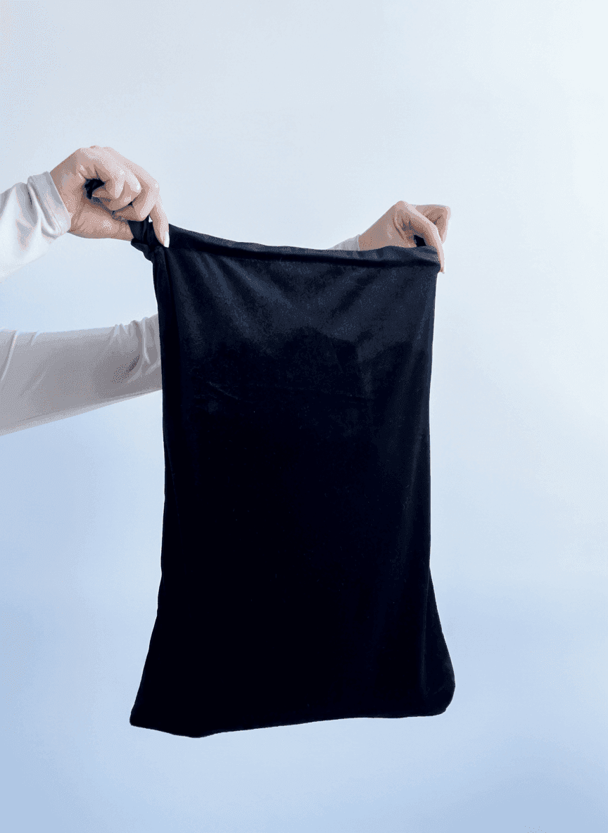 Велюровый плоский мешочек на завязке черный для подарков