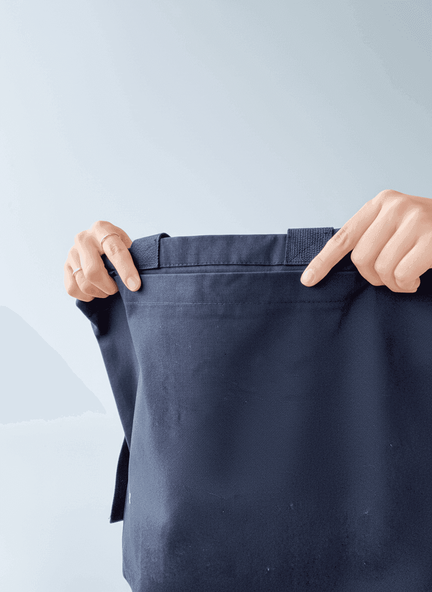 Плоский шопер из плотной хлопковой саржи с черными лентовыми ручками — элегантная универсальная сумка для покупок и повседневного использования без печати размер: 35см х 41см