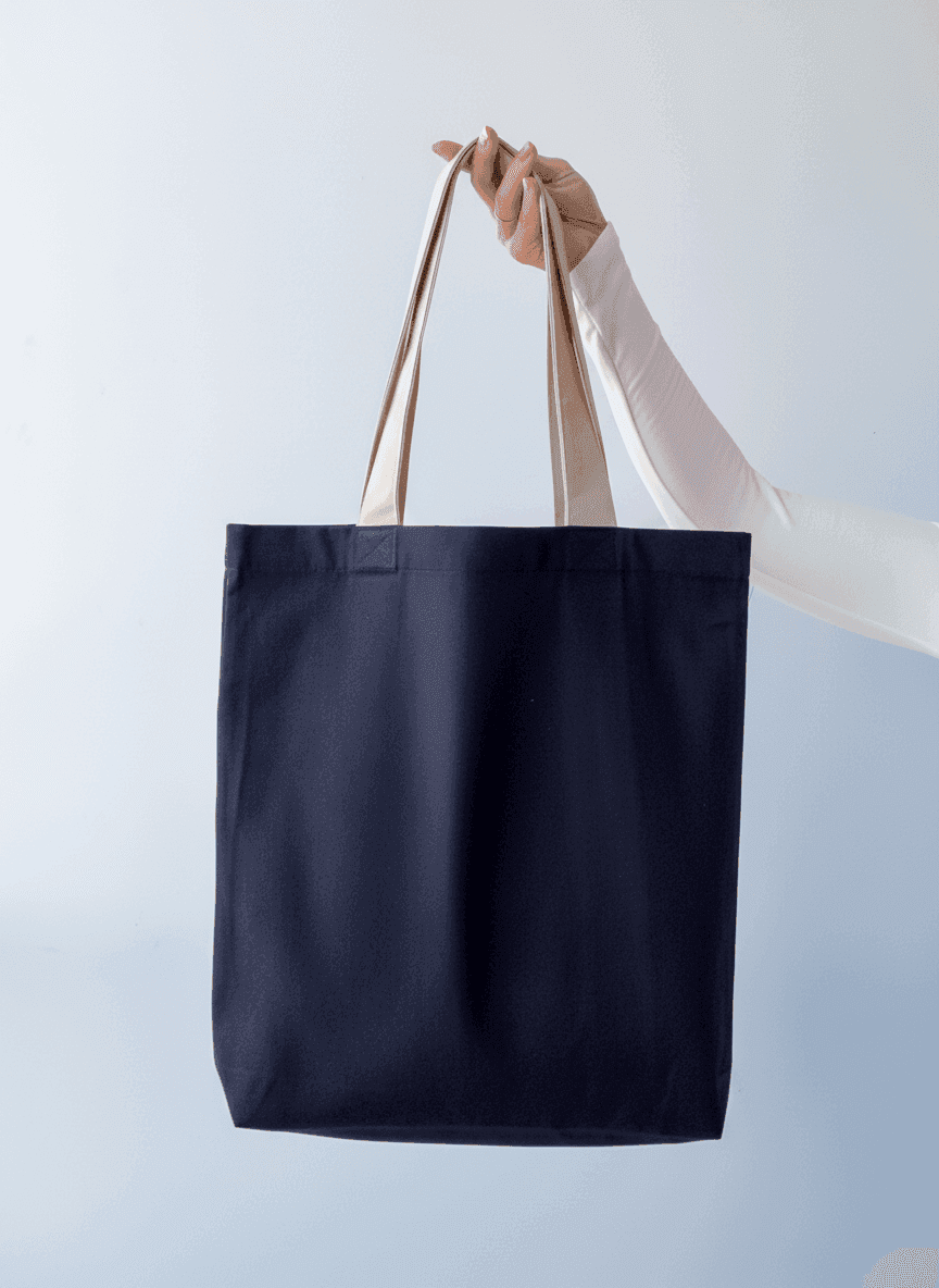 Шопер из плотной саржи черного цвета с напускными бежевыми ручками — вертикальный элегантный аксессуар для покупок и корпоративного использования без печати размер: 38см х 42см х 7см