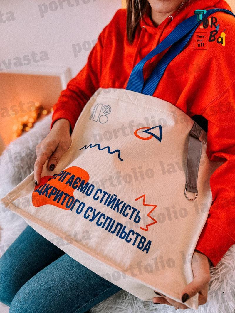Шопер с жесткими стенками со светоотражающей нашитой лентой без печати Размер: 38cм х 40см х 12см