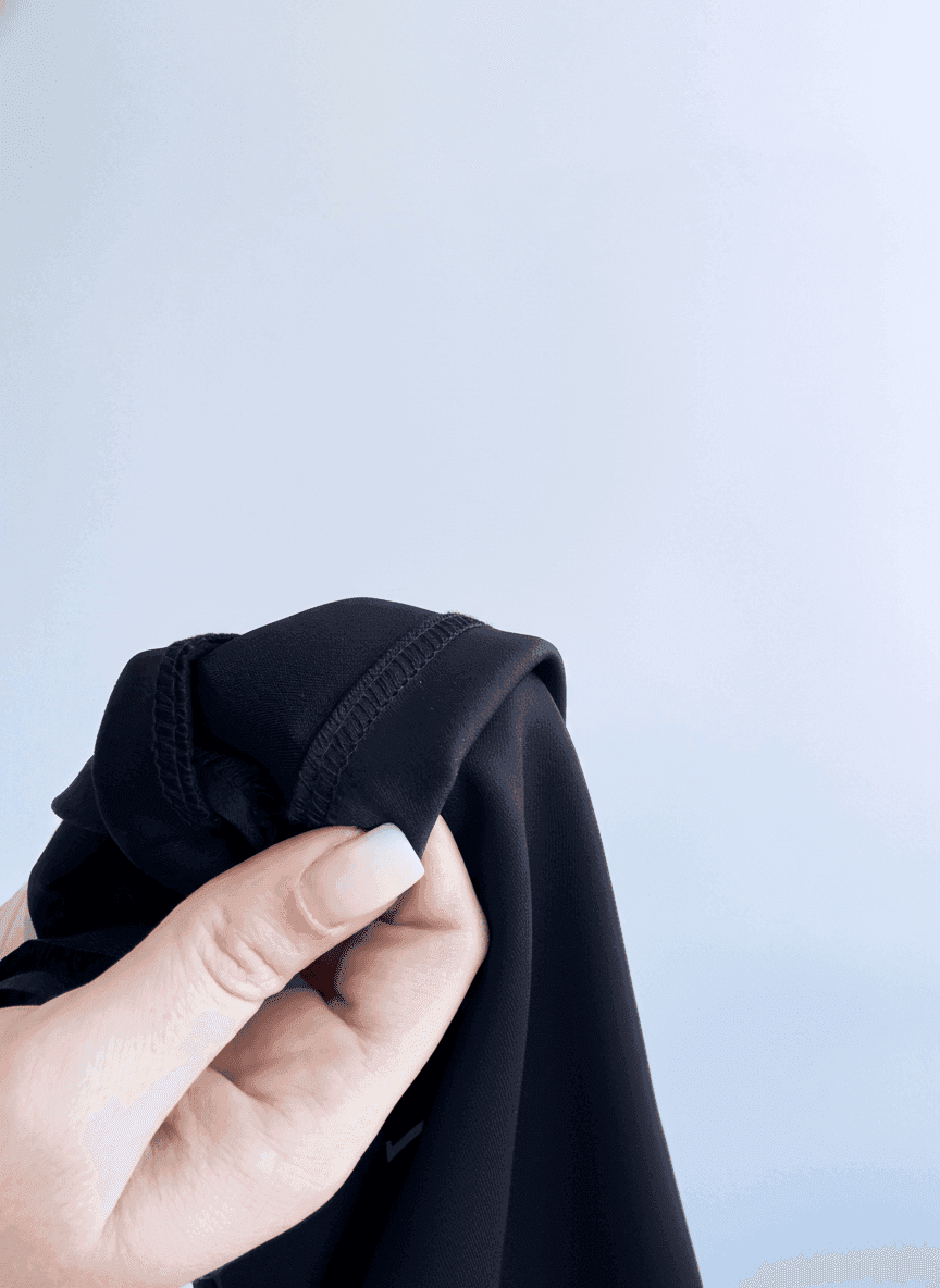 Атласный плоский мешочек с черными ручками для подарков