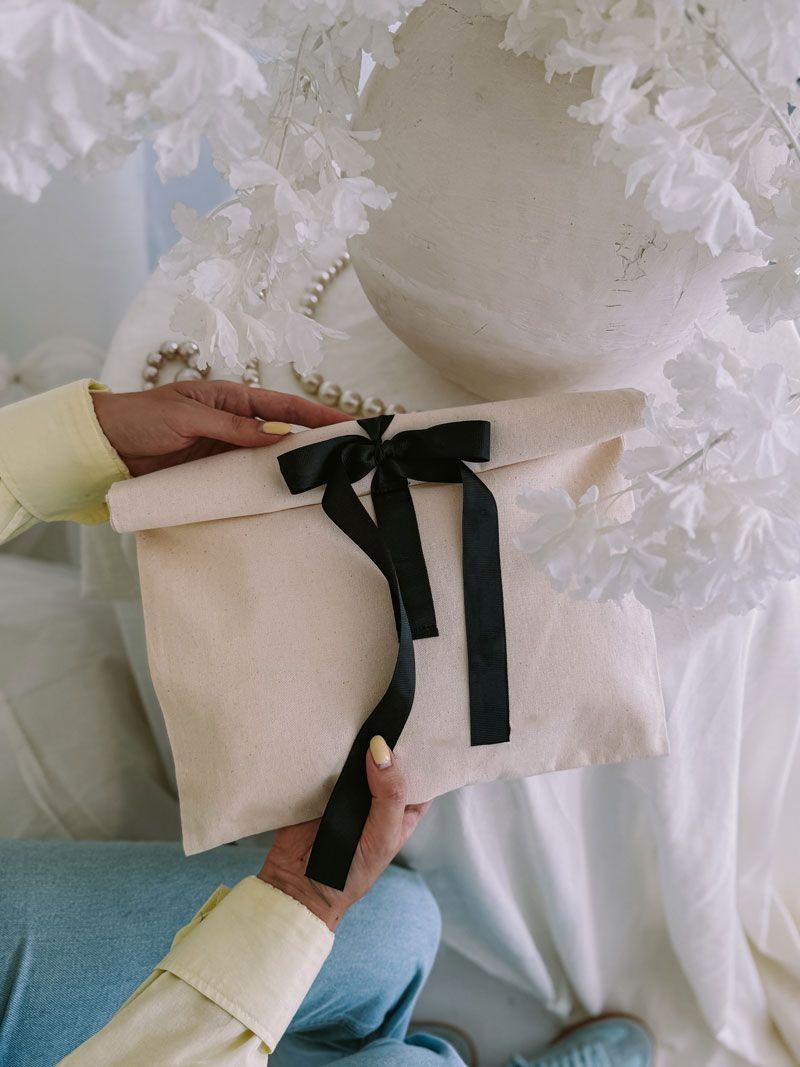 Подарочный мешочек из саржи с бантом — экоупаковка для косметики, аксессуаров и подарков без печати размер: 20см х 30см