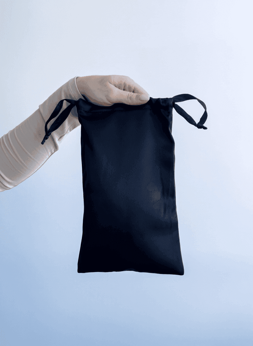 Атласный плоский мешочек с черными ручками для подарков