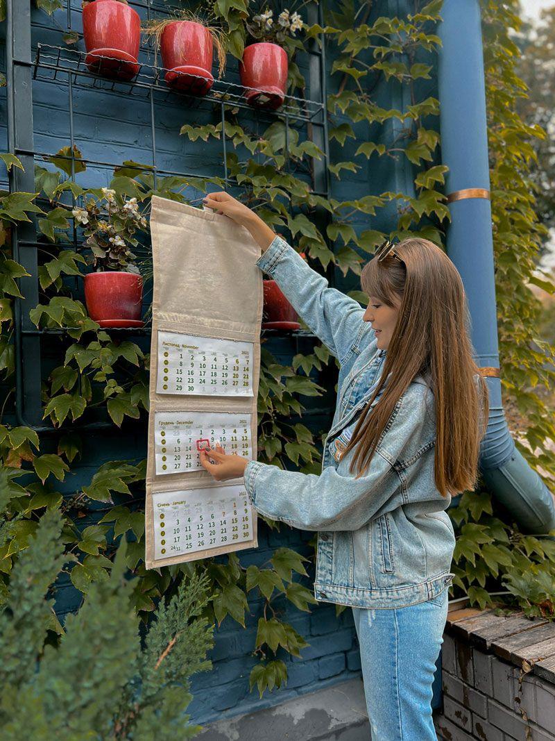 Складной настенный календарь из ткани