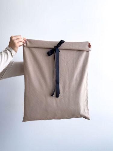 Шопер із напівпанами та чорними ручками для покупок