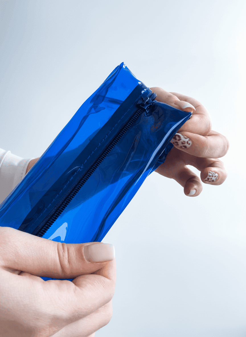 Косметичка из ПВХ синяя на молнии для мелочей