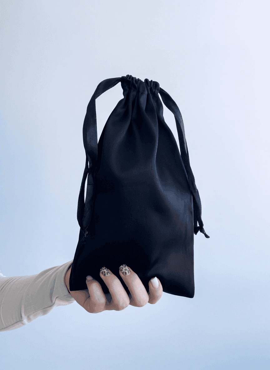 Атласный плоский мешочек с черными ручками для подарков